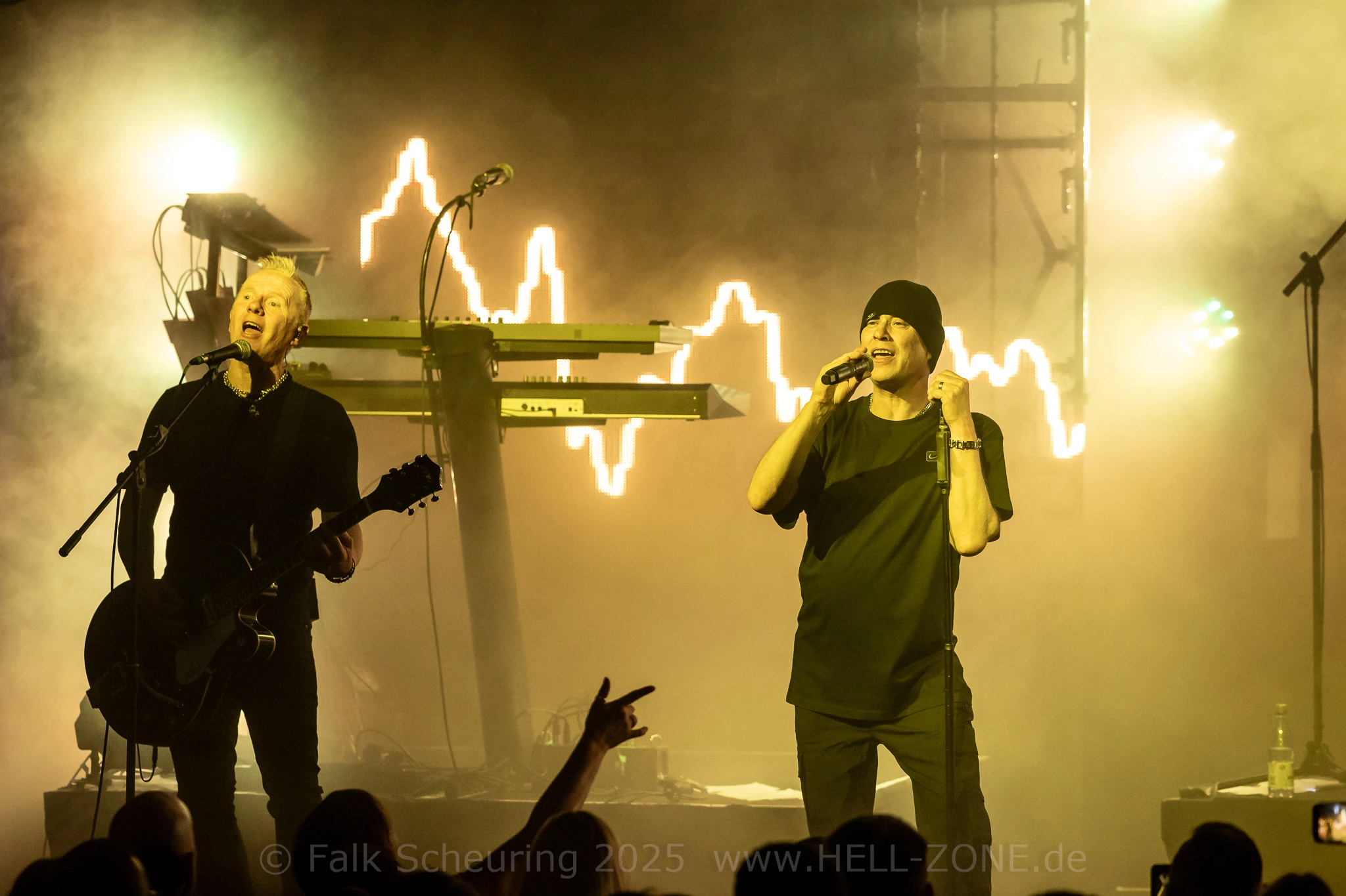Richard Silverthorn e Mark Hockings sul palco, sotto luci dorate.
