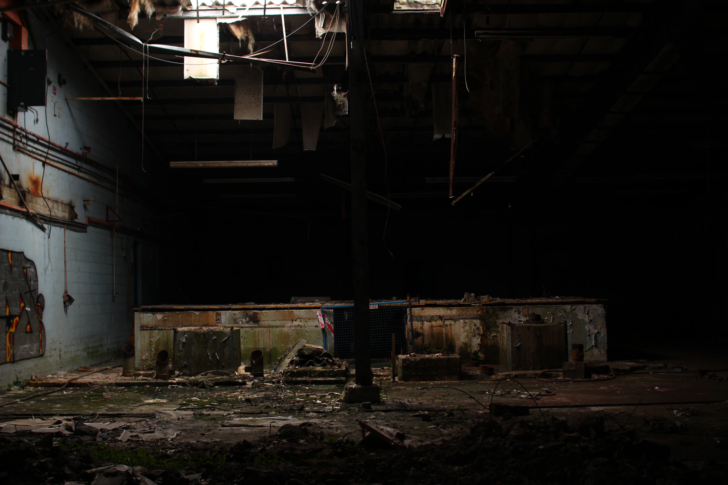 Interno di uno spazio industriale vuoto, immagine dal press kit MESH.